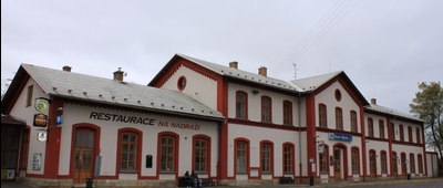 Nové Město nad Metují, železniční stanice [Nove Mesto nad Metuji - dworzec kolejowy (6 listopada 2010 r.) ]