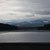Widok z zapory w Tresnej Jeziora Żywieckiego na Beskid Żywiecki z Babią Górą w śniegu, z resztką śniegu na stoku narciarskim Jastrzębica Ski w Przyłękowie