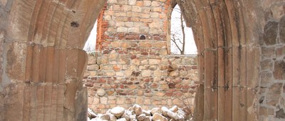 Sobota [Gotycki portal zrujnowanego kościoła w Sobocie - 9 lutego 2013 r.]