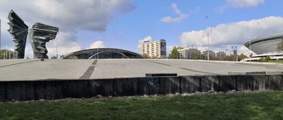 Katowice, pomnik Powstańców Śląskich [Pomnik Powstańców Śląskich, w tle Oko Miasta i Spodek]