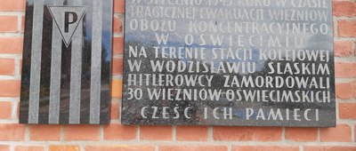 Wodzisław Śląski, dworzec kolejowy [Tablica na elewacji budynku dworca kolejowego w Wodzisławiu Śl.]