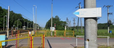 Mienia, stacja kolejowa [Drogowskaz przy zejściu z peronu (faktycznie szlak zielony)]