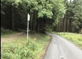 Pod Albeřickým vrchem [Rozejście szlaków - zielonego granicznego (kierunek Roh hranic) i czerwonego (asfaltem, kierunek Kutná)]
