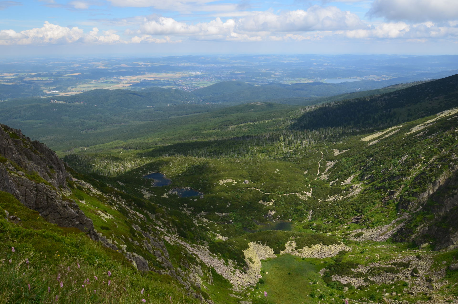 Panorama z nad Śnieznych Kotłów w dole Pogórze Karkonoskie i Kotlina Jeleniogórska