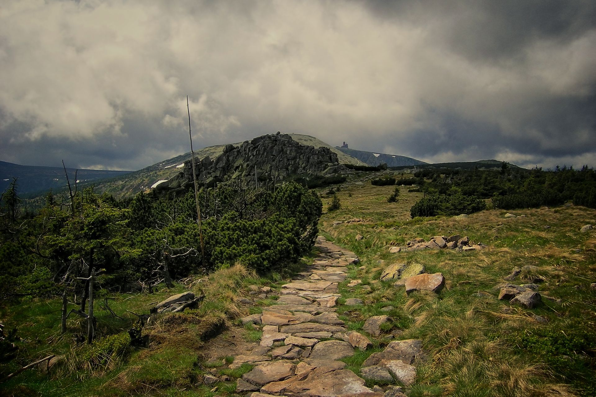 Szlak od Czarnej Przełęczy - widok na Czeskie Kamienie, Wlk.Szyszak i stację na Śnieżnych Kotłach