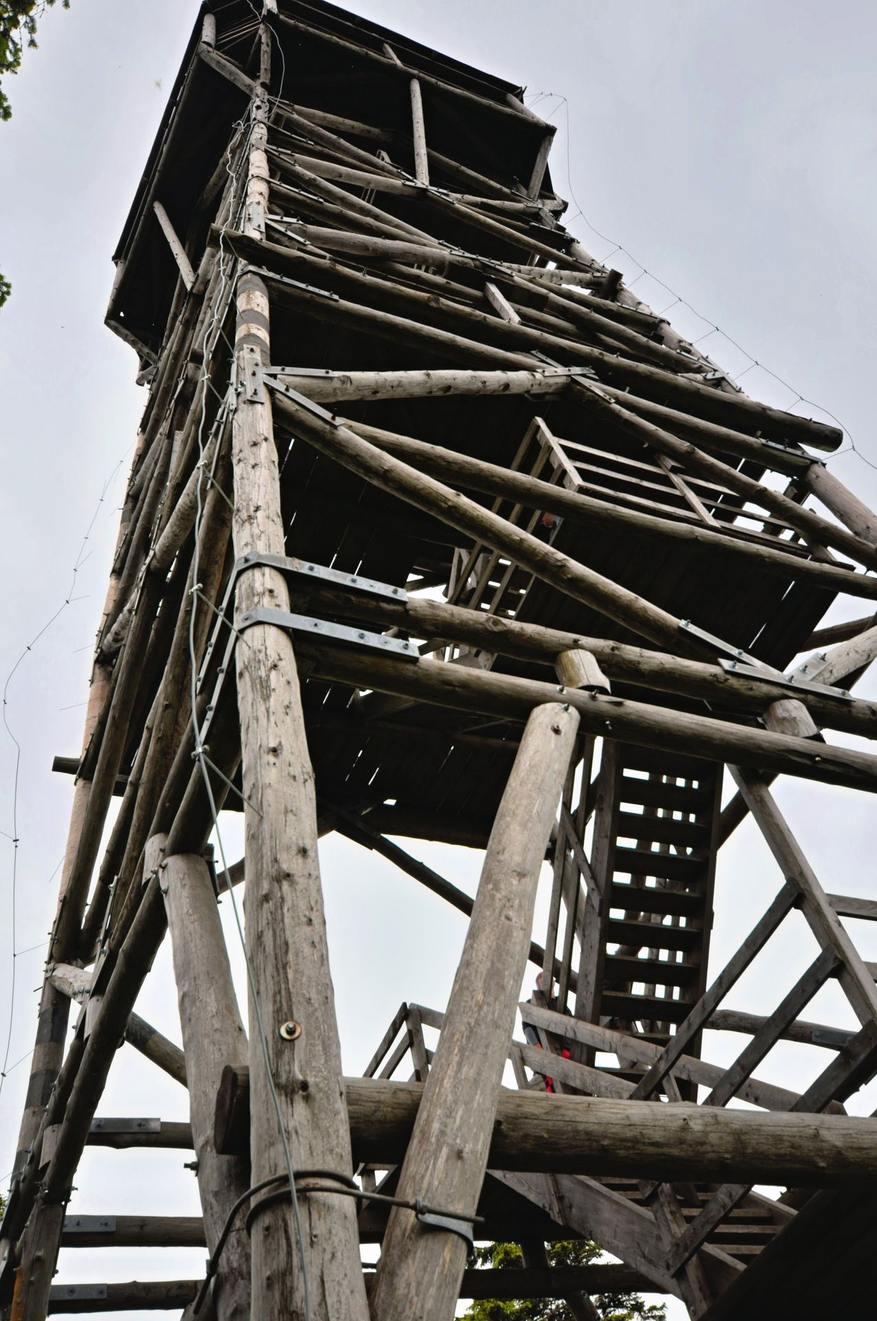 Drewniana 25 m wieża na Trójmorskim Wierchu
