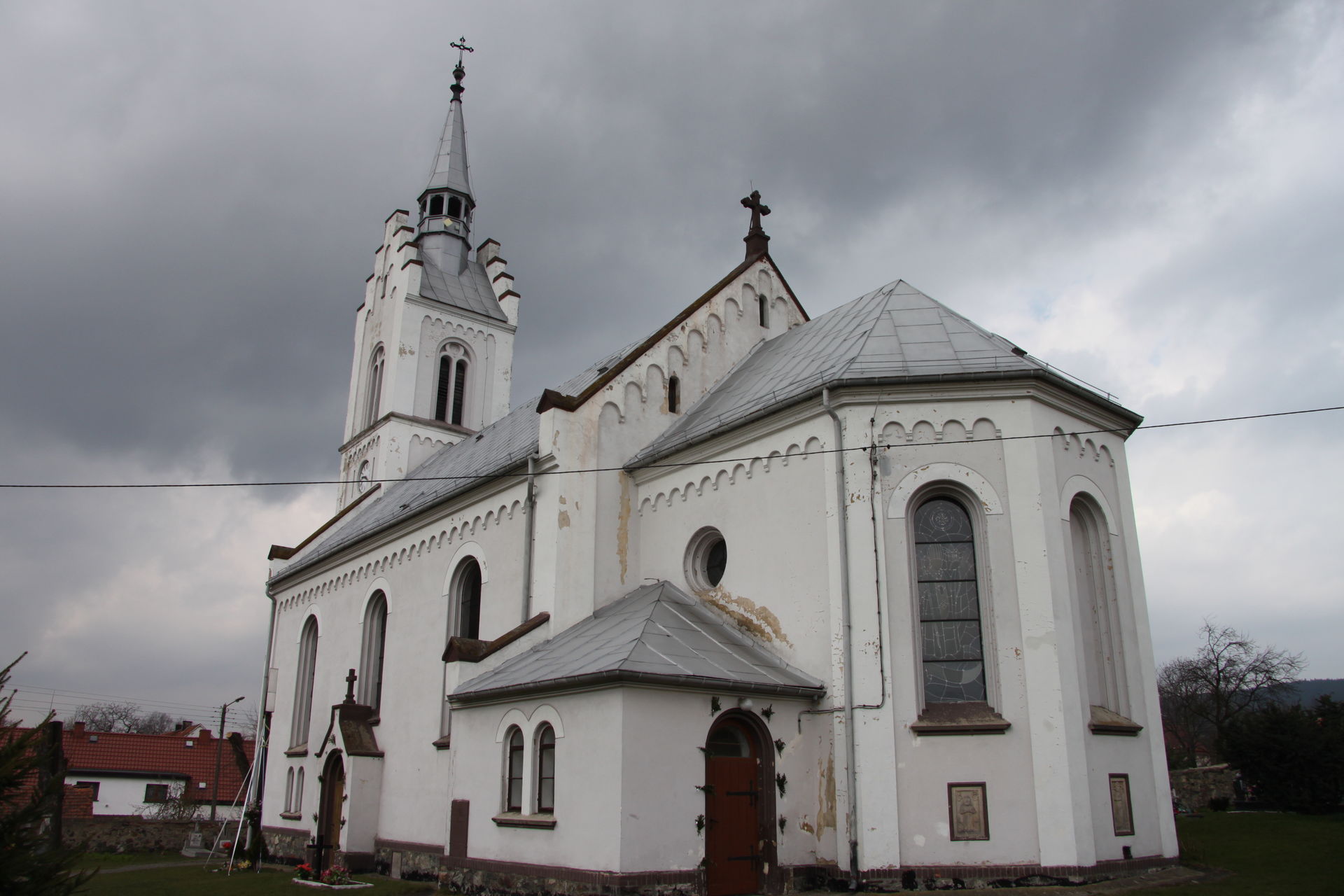 Neoromański kościół św. Michała Archanioła z końca XIX w. w Słupicach. 13 kwietnia 2012 r.