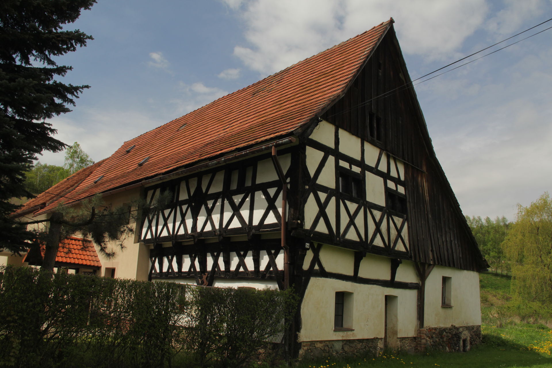 Chwaliszów -  budynek szachulcowy z 1578 r., uważany za najstarszy drewniany budynek mieszkalny w Sudetach. Po likwidacji Szlaku Ułanów Legii Nadwiślańskiej i zmianie przebiegu Szlaku Zamków Piastowskich znajdzie się poza szlakami turystycznymi.