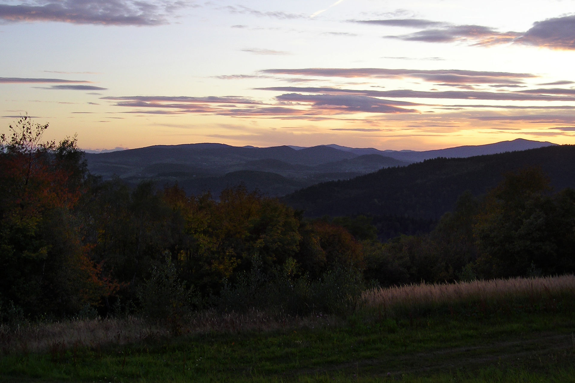 Zachód słońca z łąk w okolicach szczytu Babia Góra - widoczna m.in. Mogielica i pasmo Ostrej