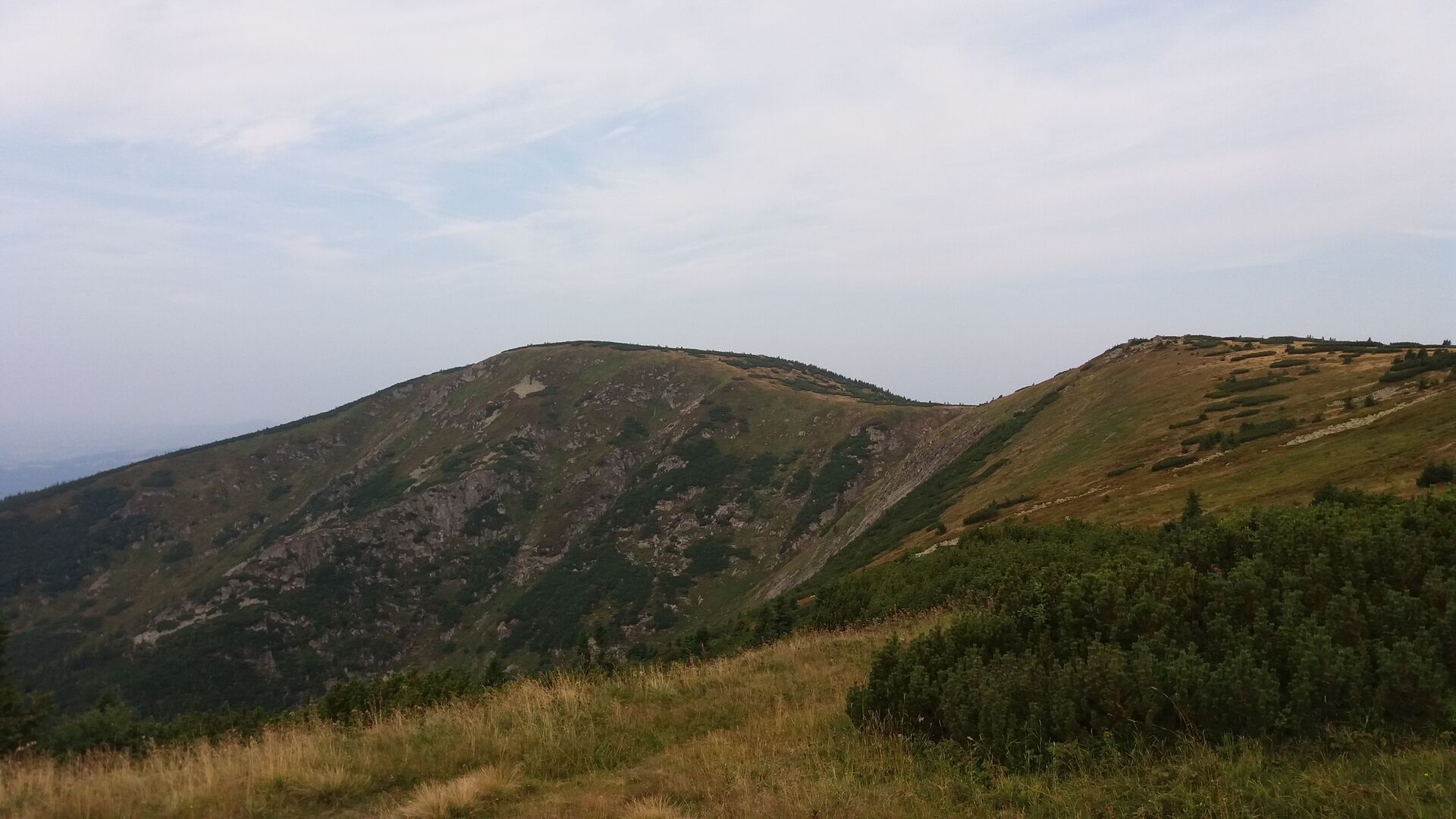 Kotel (1435 m) i Harrachovy kameny (1421 m).