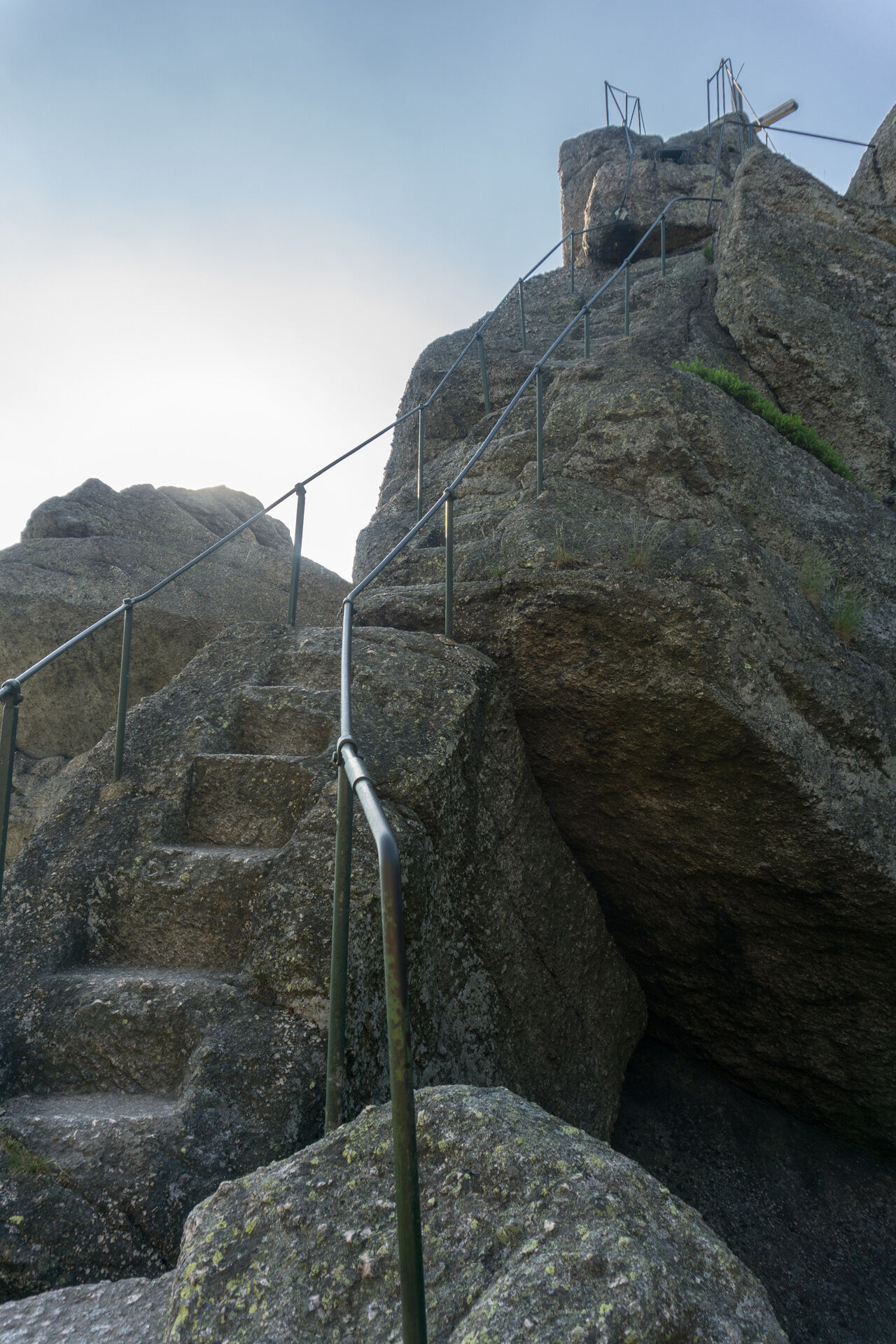 Wejście kamiennymi schodami na Ořešník