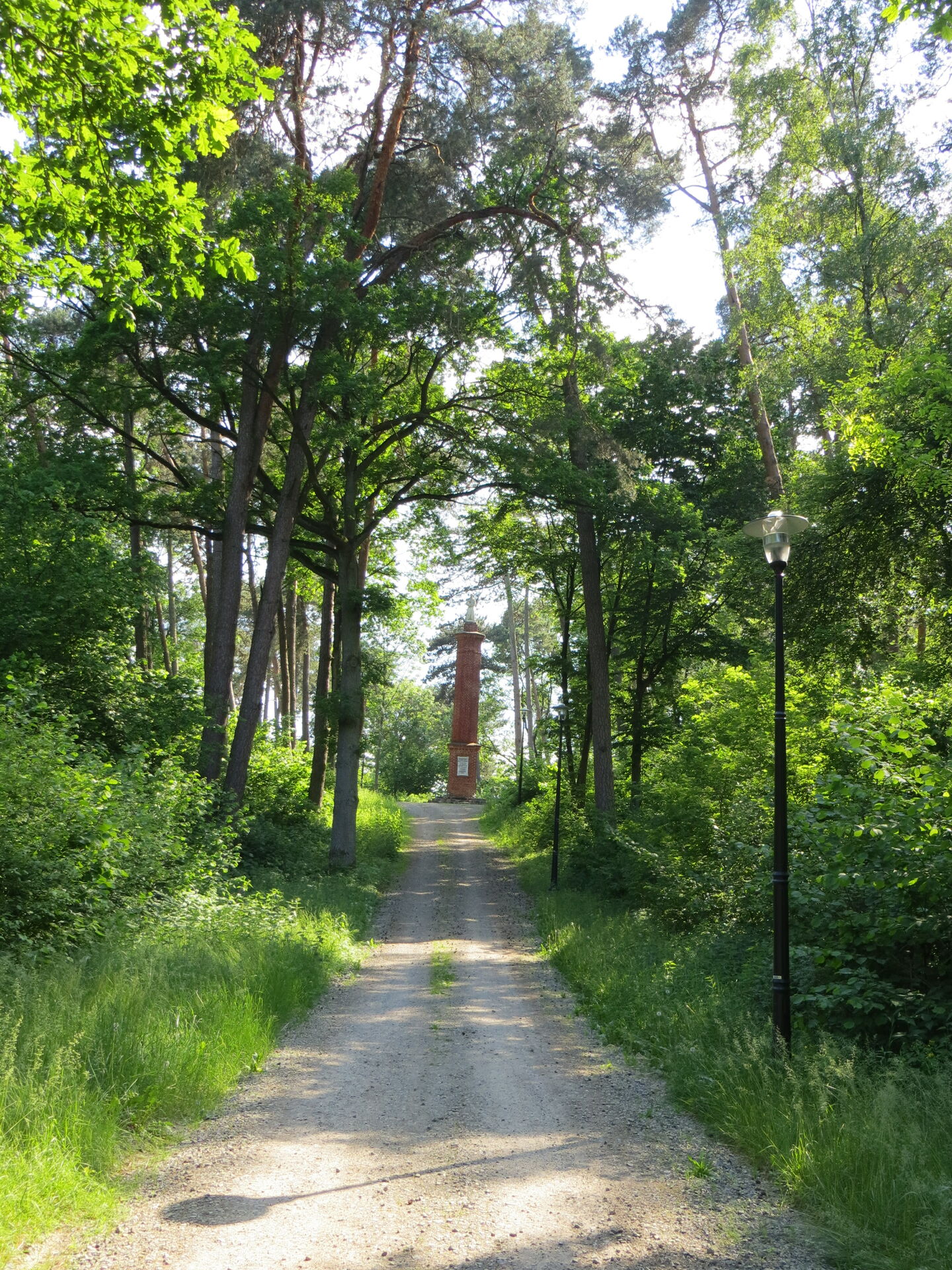 XIX-wieczna kolumna św. Antoniego w b. parku dworskim w Kuflewie (ok. 1 km od szlaku, warto zboczyć!)