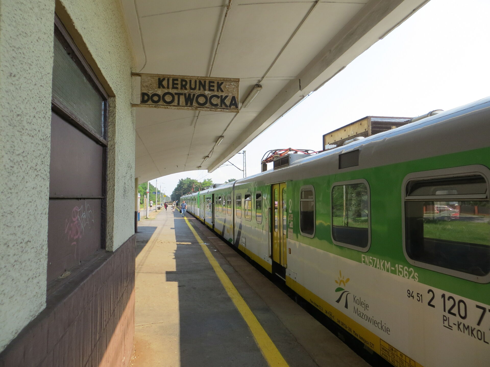 Pociąg w kierunku Otwocka na przystanku w Michalinie