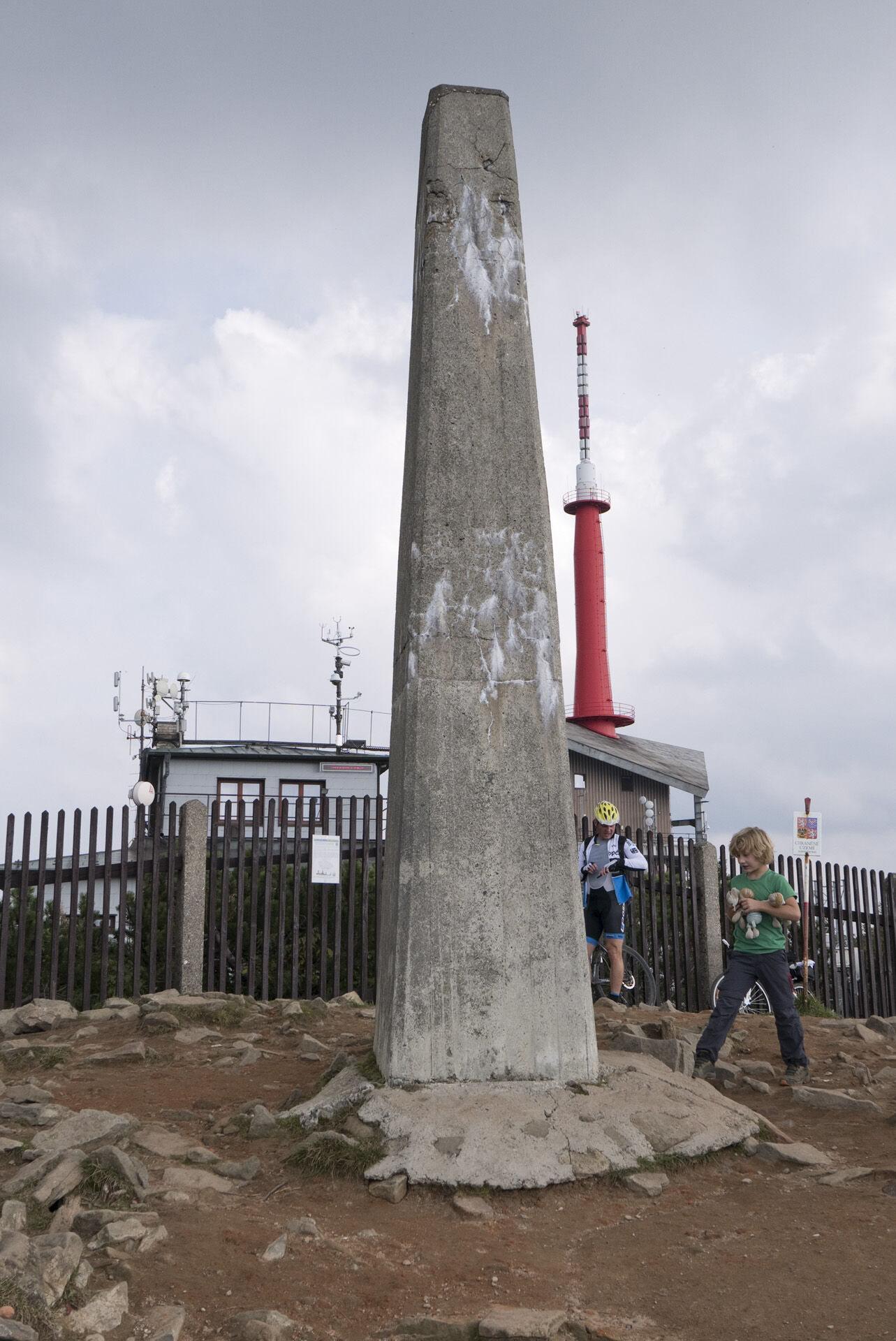 Obelisk na szczycie góry